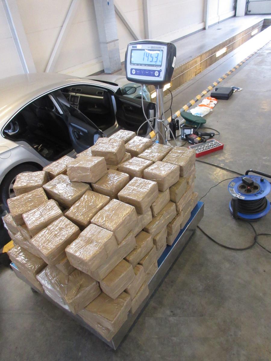 Foto: atrastas narkotikas paslēptas mašīnā