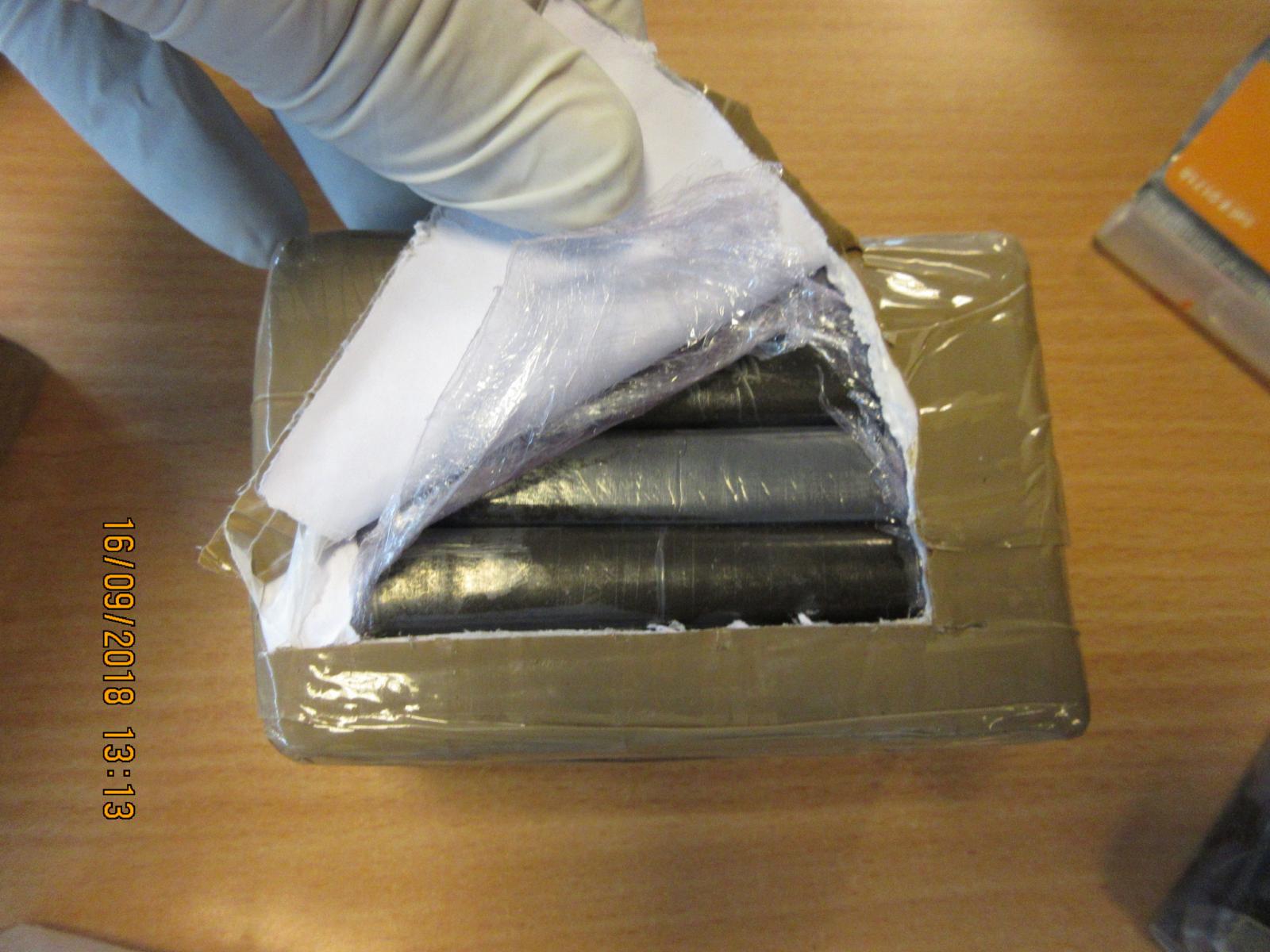 Foto: atrastas narkotikas paslēptas mašīnā