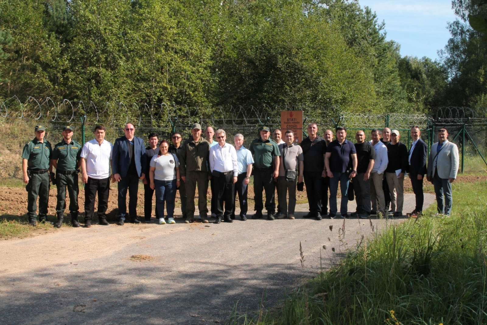 FOTO: Bomca dalībnieki apmeklē Opoļu robežapsardzības nodaļu