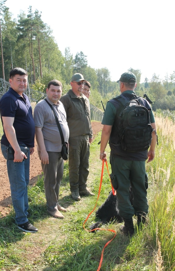 FOTO: Bomca  dalībnieki apmeklē robežu