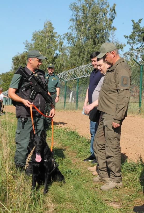FOTO: Bomca  dalībnieki apmeklē robežu