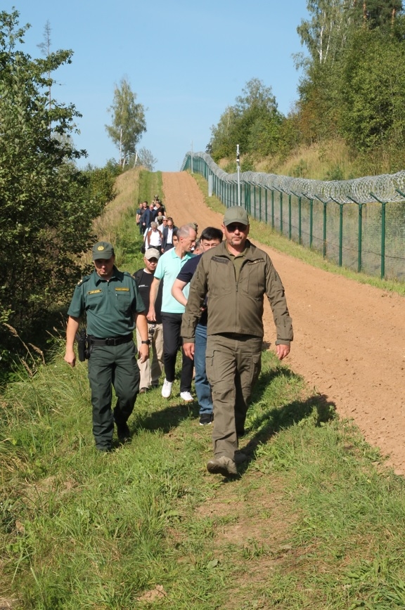 FOTO: Bomca  dalībnieki apmeklē robežu