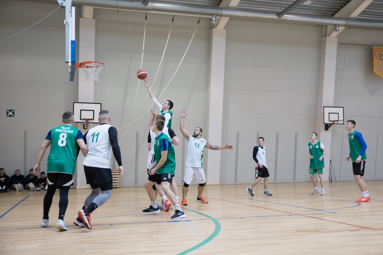 FOTO: Robežsargi spēlē basketbolu