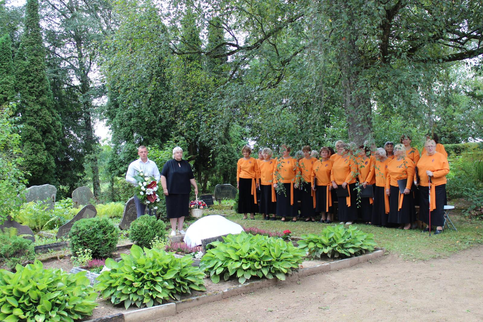 FOTO: Piemiņas pasākums Elku kapos