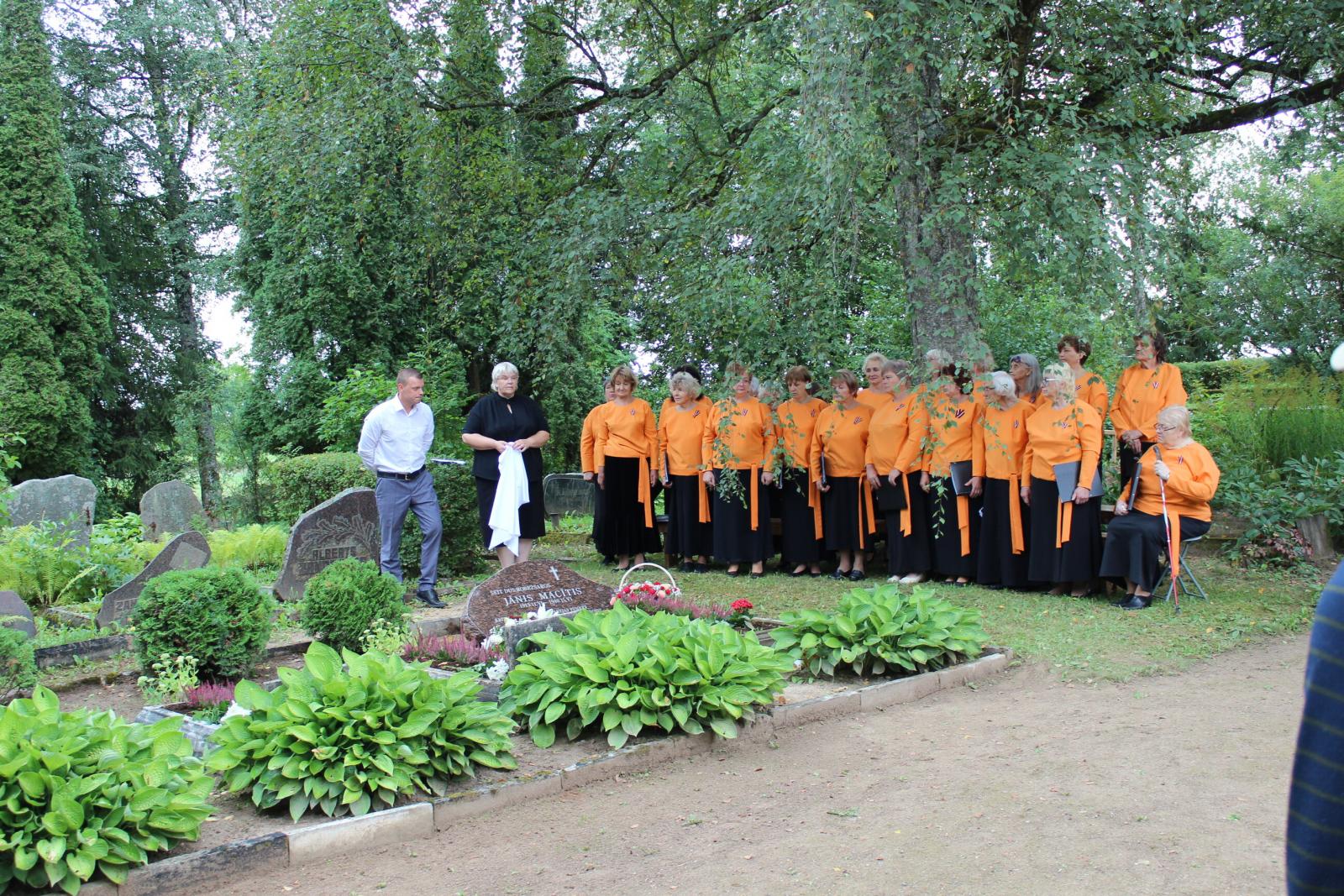 FOTO: Piemiņas pasākums Elku kapos