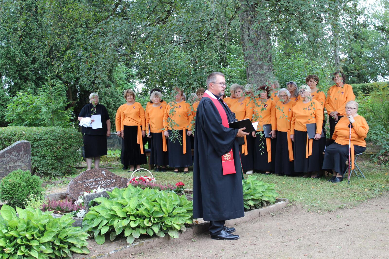 FOTO: Piemiņas pasākums Elku kapos