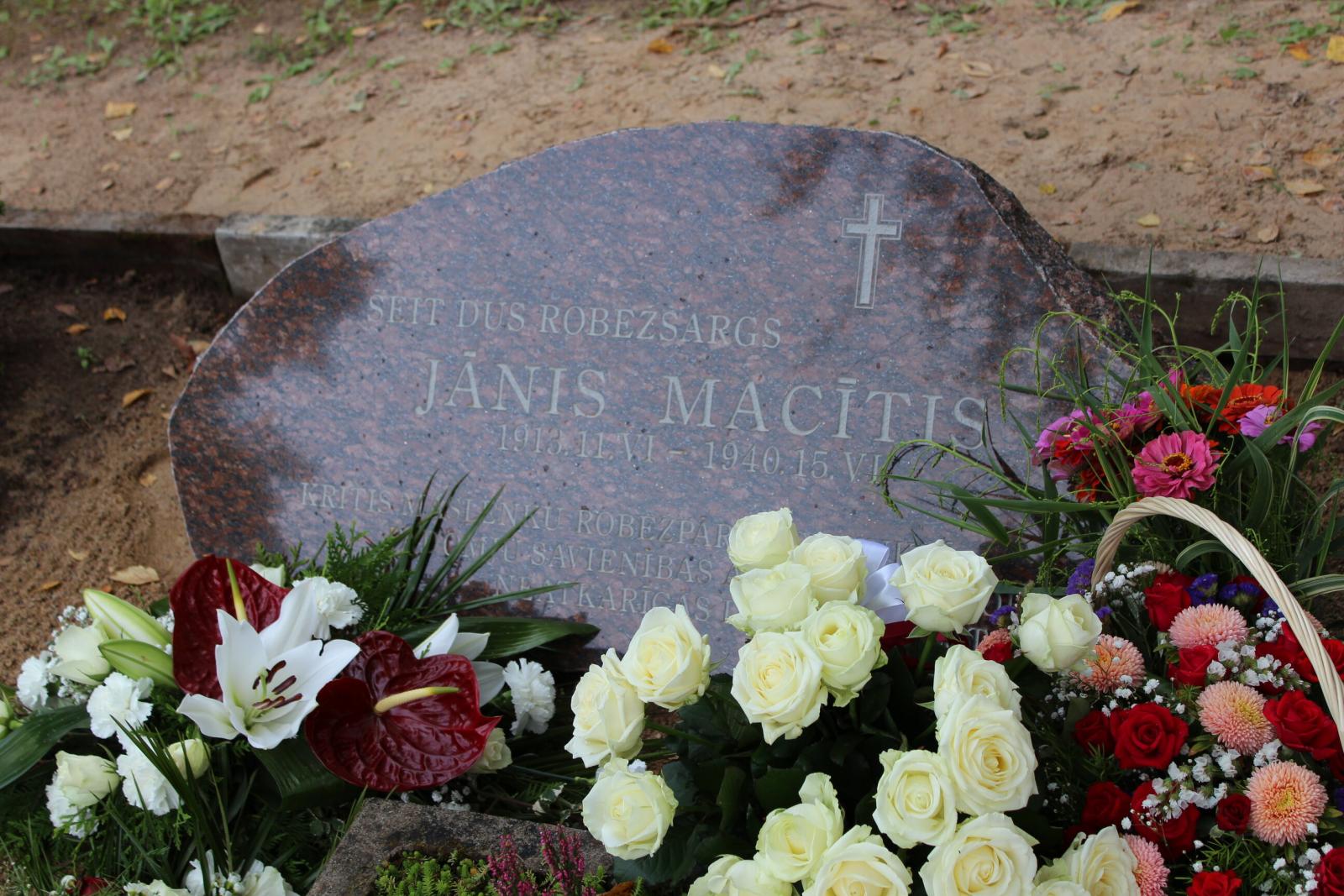 FOTO: Piemiņas pasākums Elku kapos