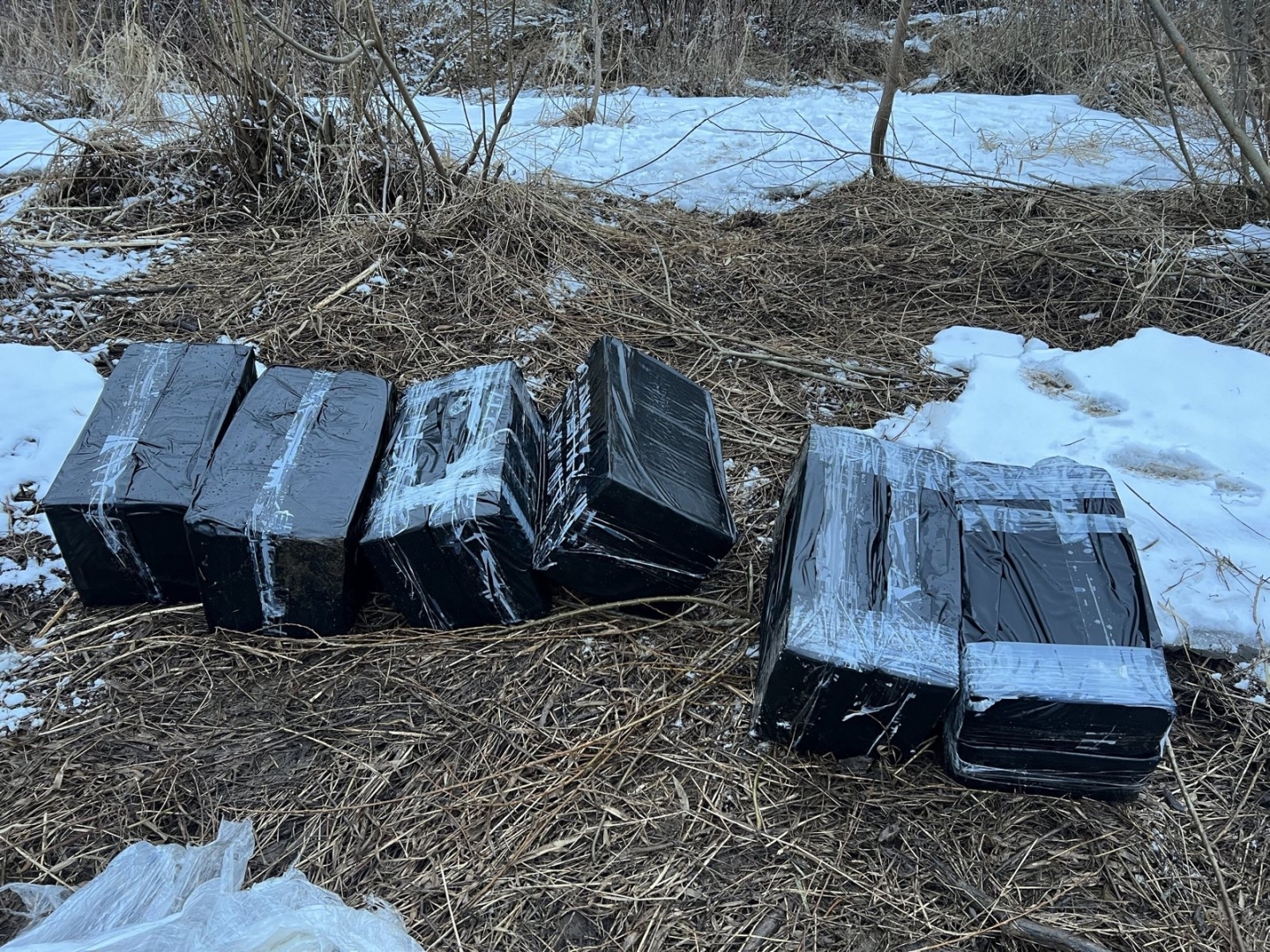 Robežsargi izņem 60 000 kontrabandas cigarešu