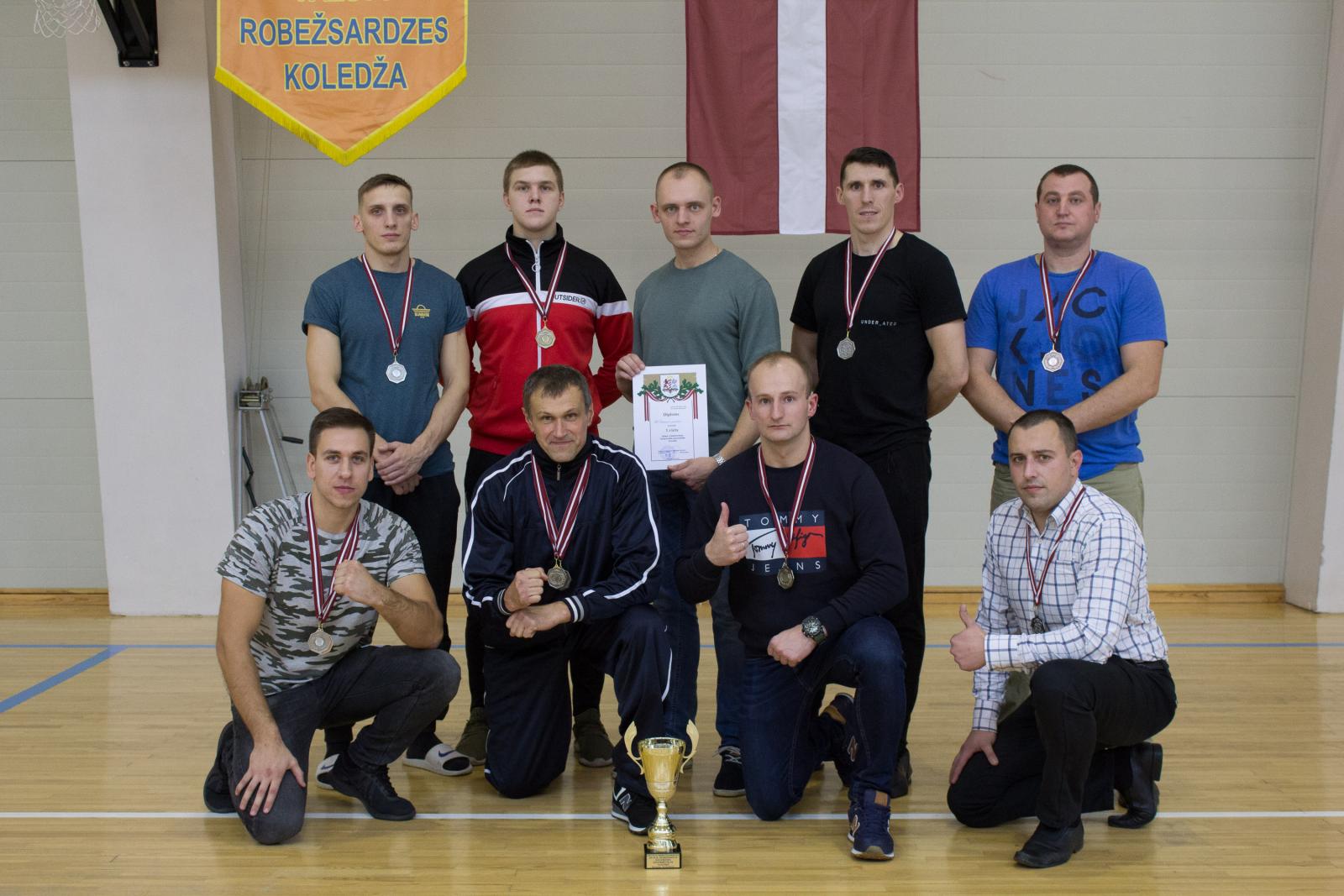 Sacensības tuvcīņā