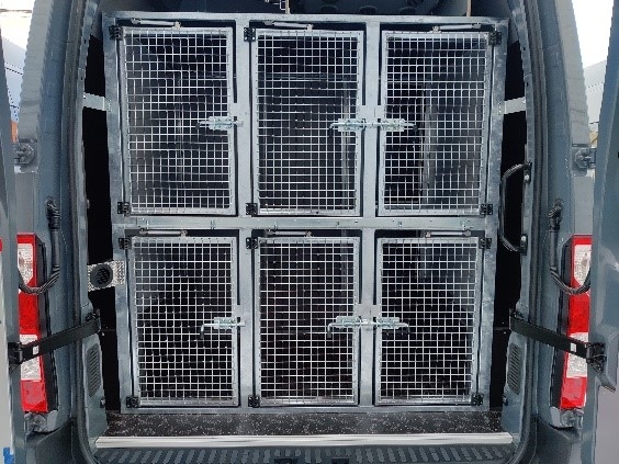 Valsts robežsardze saņēma mikroautobusus suņu pārvadāšanai