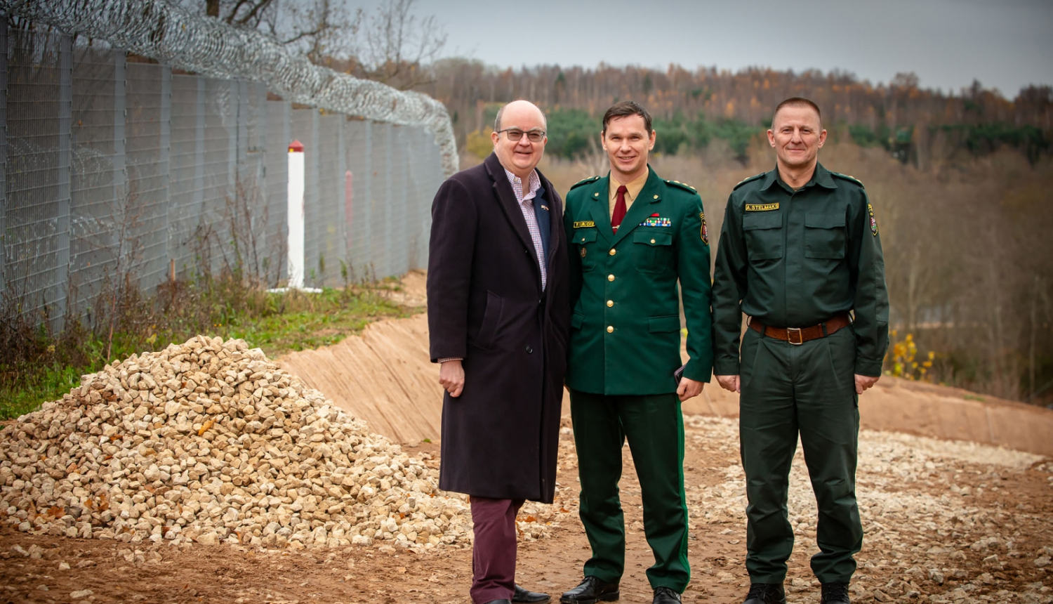 FOTO: Lielbritānijas vēstnieks ar DAP priekšnieku uz robežas