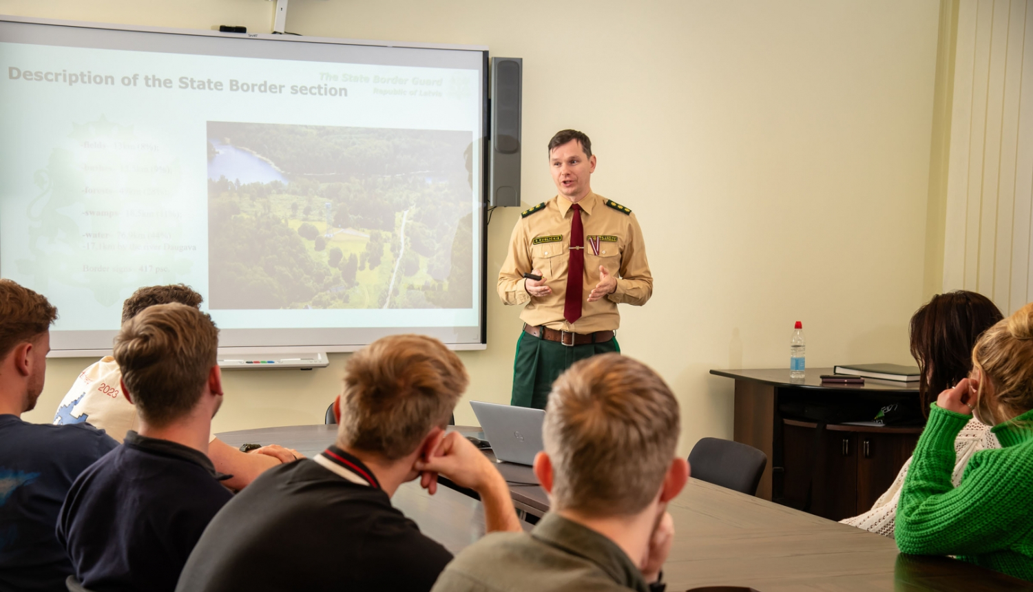 FOTO: Nīderlandes Aizsardzības akadēmijas Militāro zinātņu fakultātes pārstāvju un studentu vizīte DAP