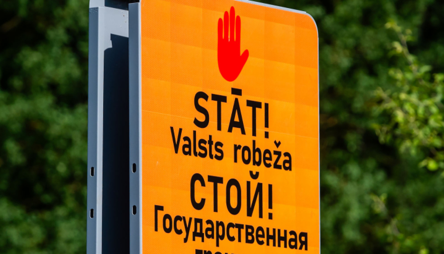 FOTO: Uzraksts "Stāt! Valsts robeža"