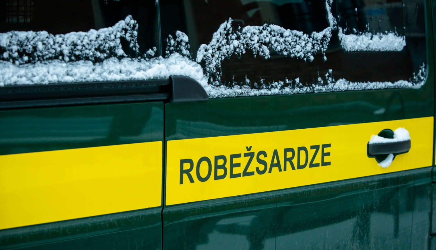 FOTO: Uzraksts robežsardze uz automašīnas