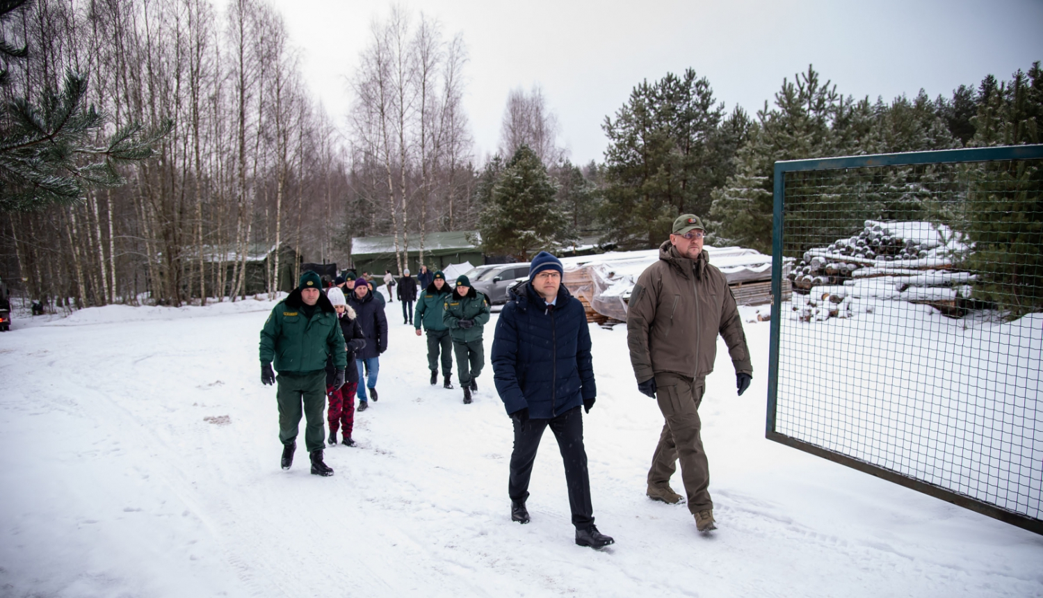 FOTO: Deputāti kopsēdē apmeklēja Latvijas-Baltkrievijas robežu