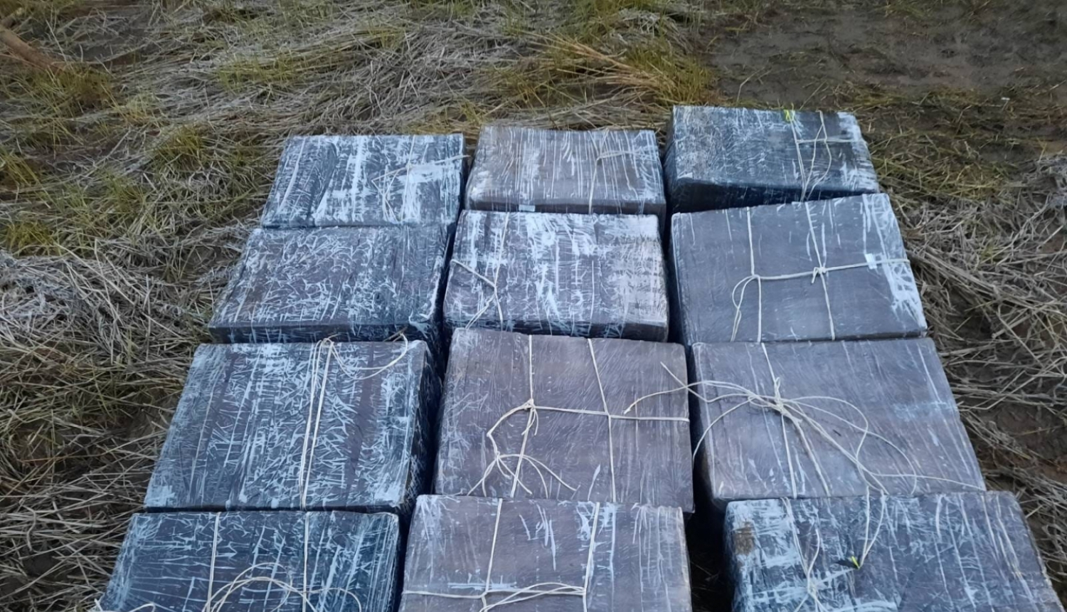 Robežsargi no Daugavas ”izzvejo” cigarešu plostu