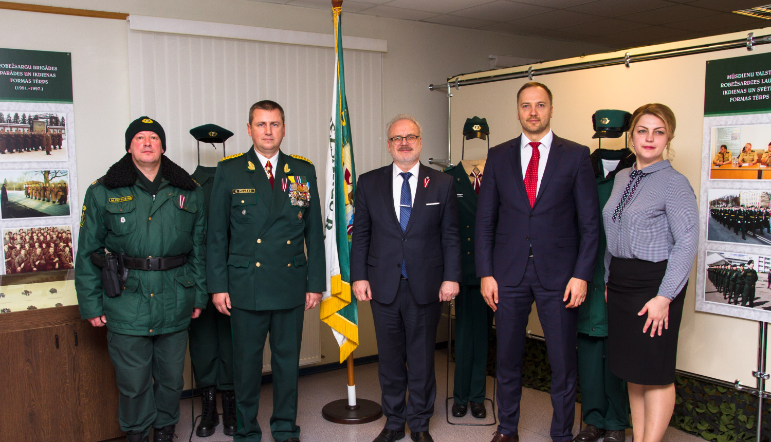 FOTO: Valsts prezidents Egils Levits, Iekšlietu ministrs Sandis Ģirģens, Valsts robežsardzes priekšnieks ģenerālis Guntis Pujāts un VRK direktors Valsts robežsardzes koledžā