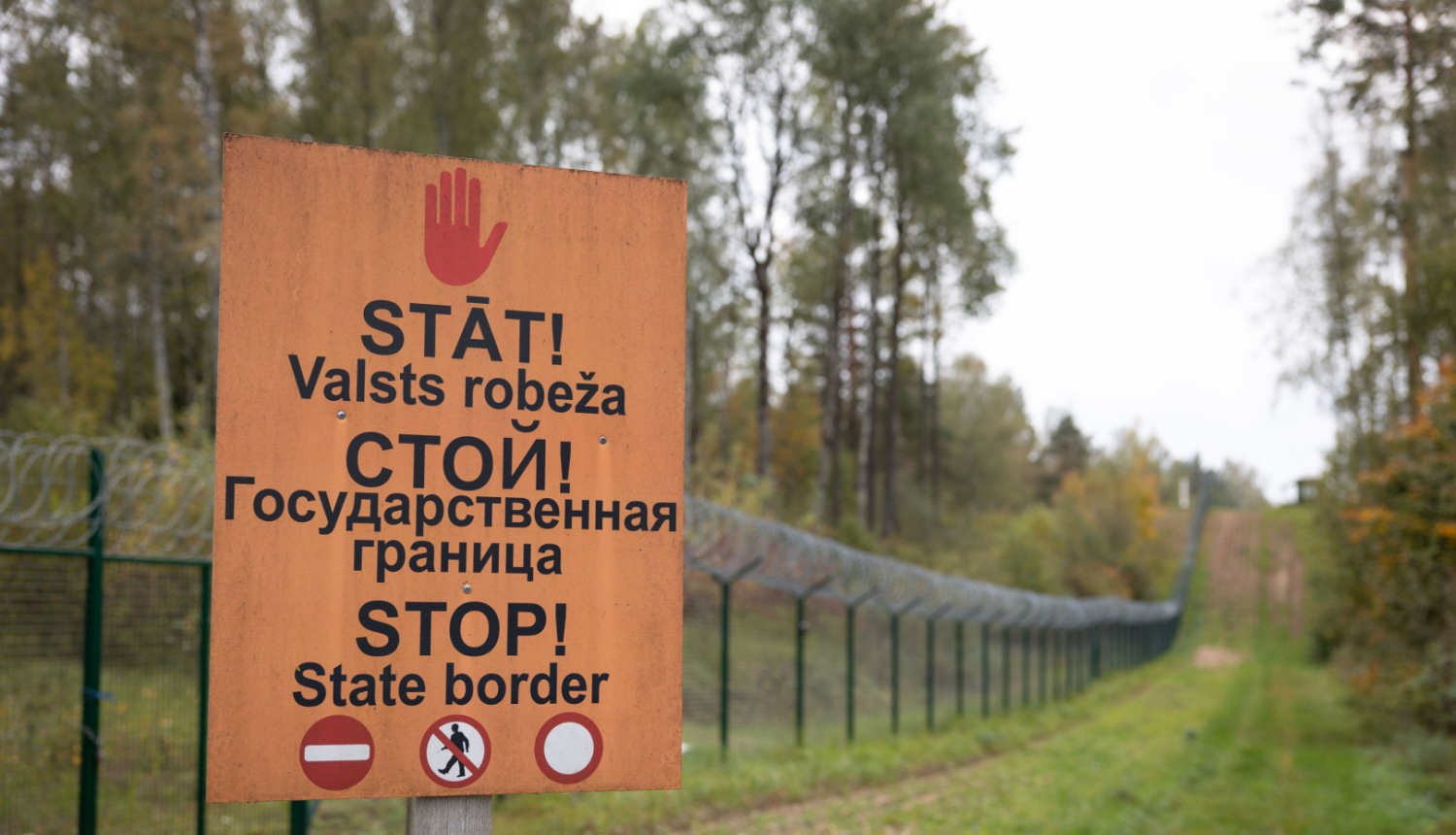 FOTO: Uzraksts "Stāt! Valsts robeža"