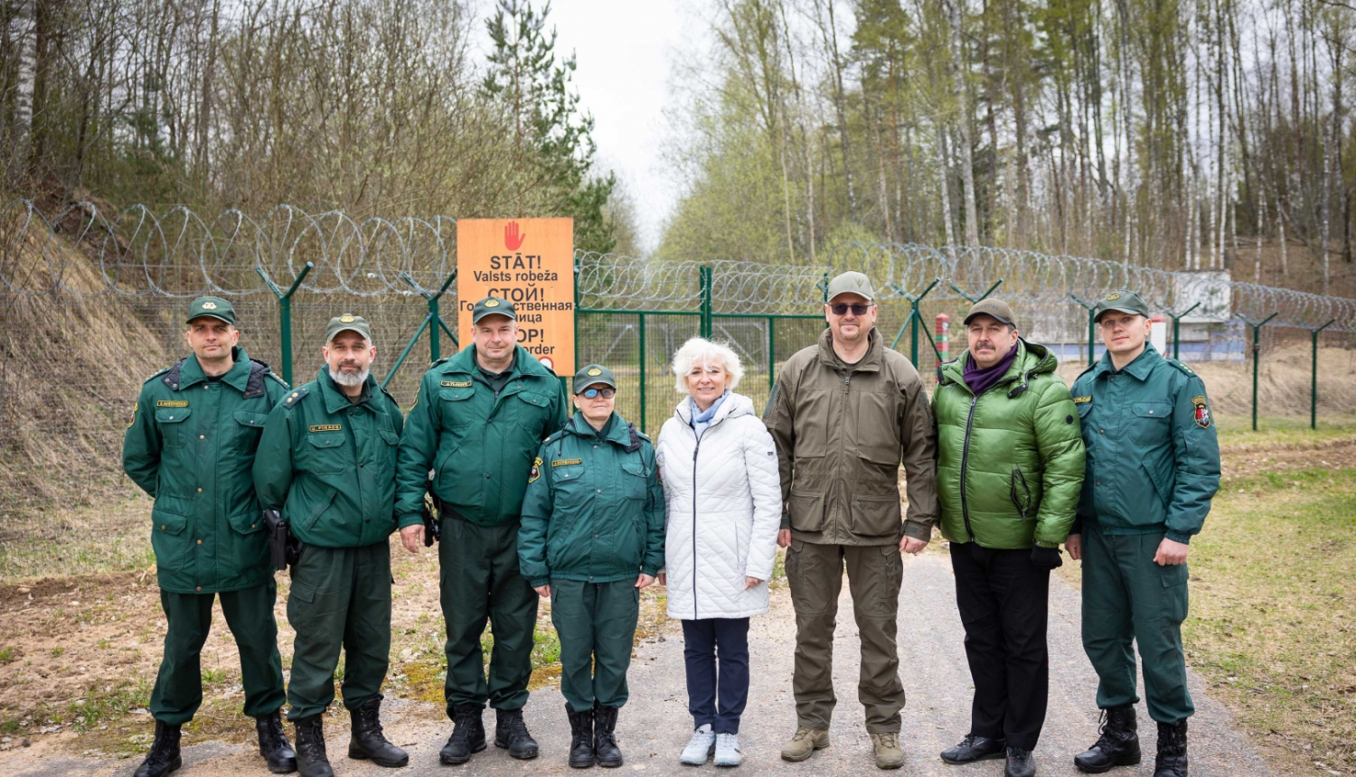 FOTO: Saeimas priekšsēdētāja ar robežsargiem uz robežas