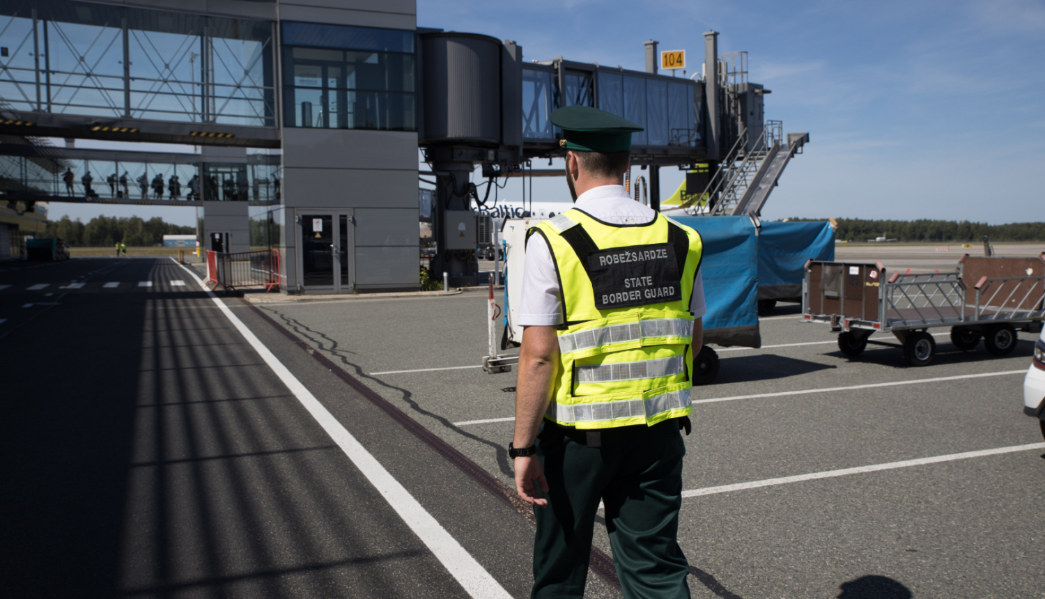 FOTO: Robežsargs lidostā