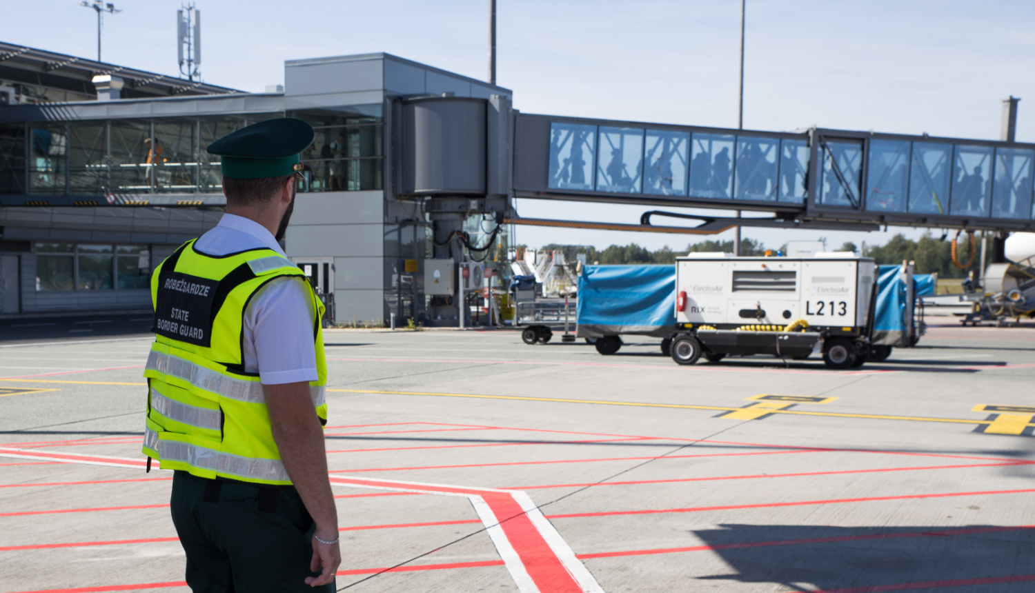 FOTO: Robežsargs lidostā