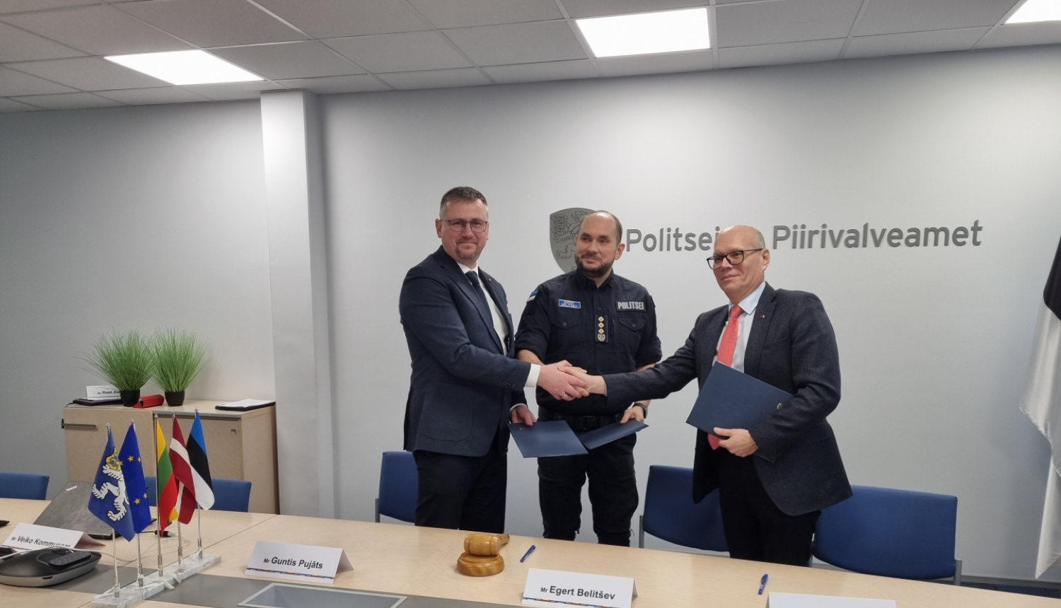 FOTO:  Igaunijas, Latvijas un Lietuvas robežapsardzības iestāžu priekšnieku tikšanās rokasspiediens