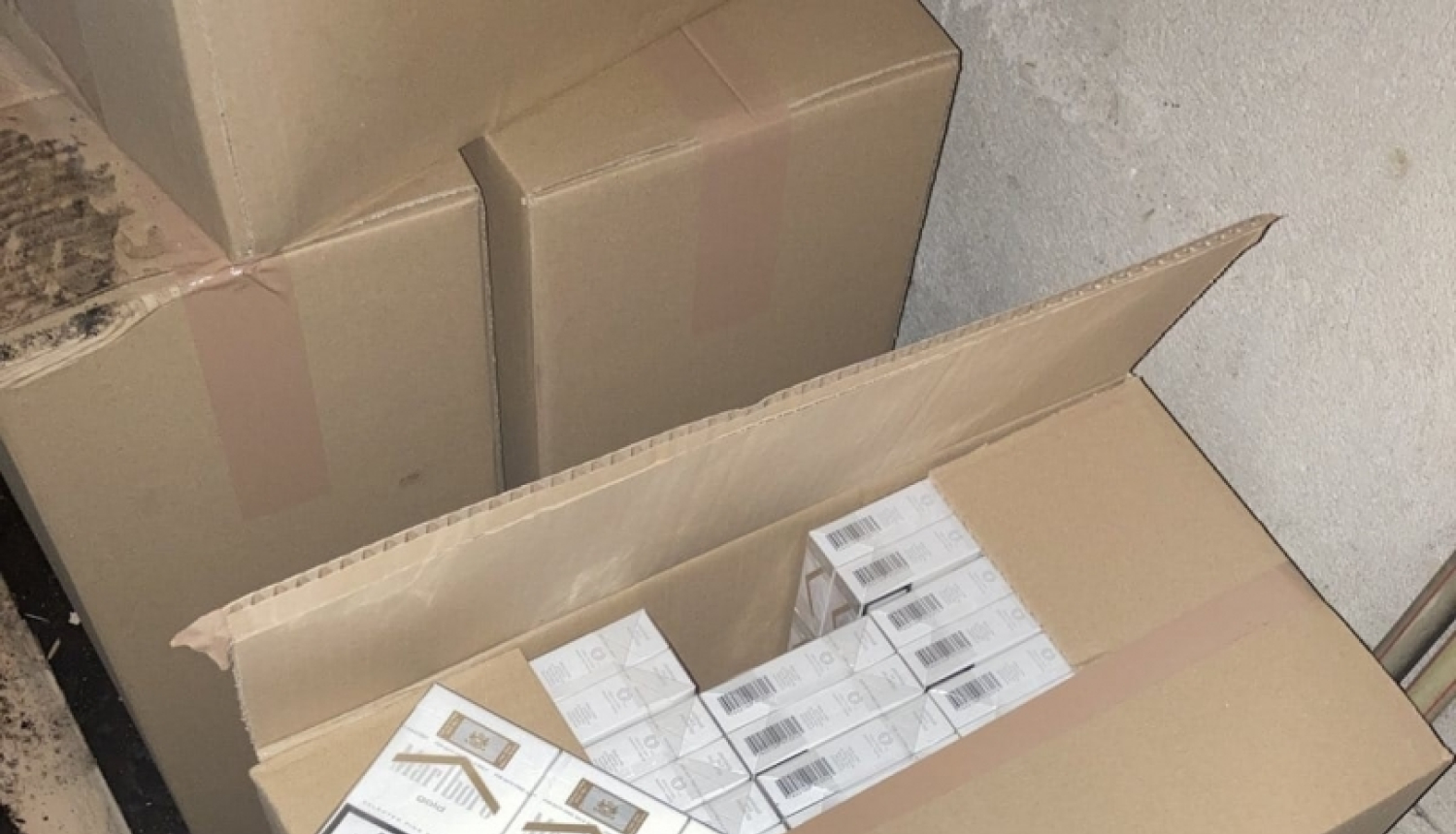 Par nelikumīgu tabakas izstrādājumu ražošanu un uzglabāšanu likumsargi aiztur piecas personas