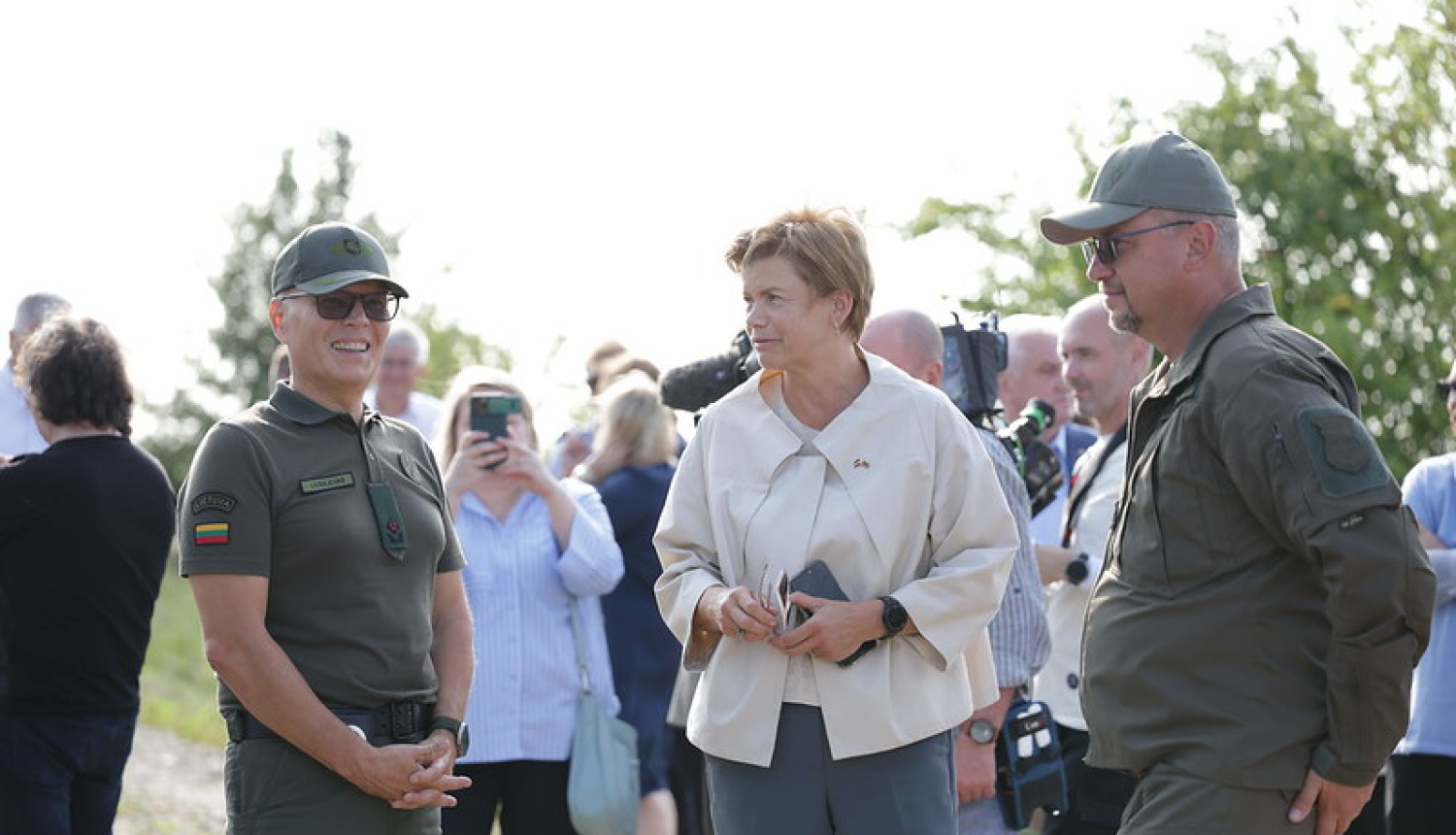 FOTO: VRS priekšnieks kopā ar ārlietu ministri un Lietuvas robežsardzes priekšnieku