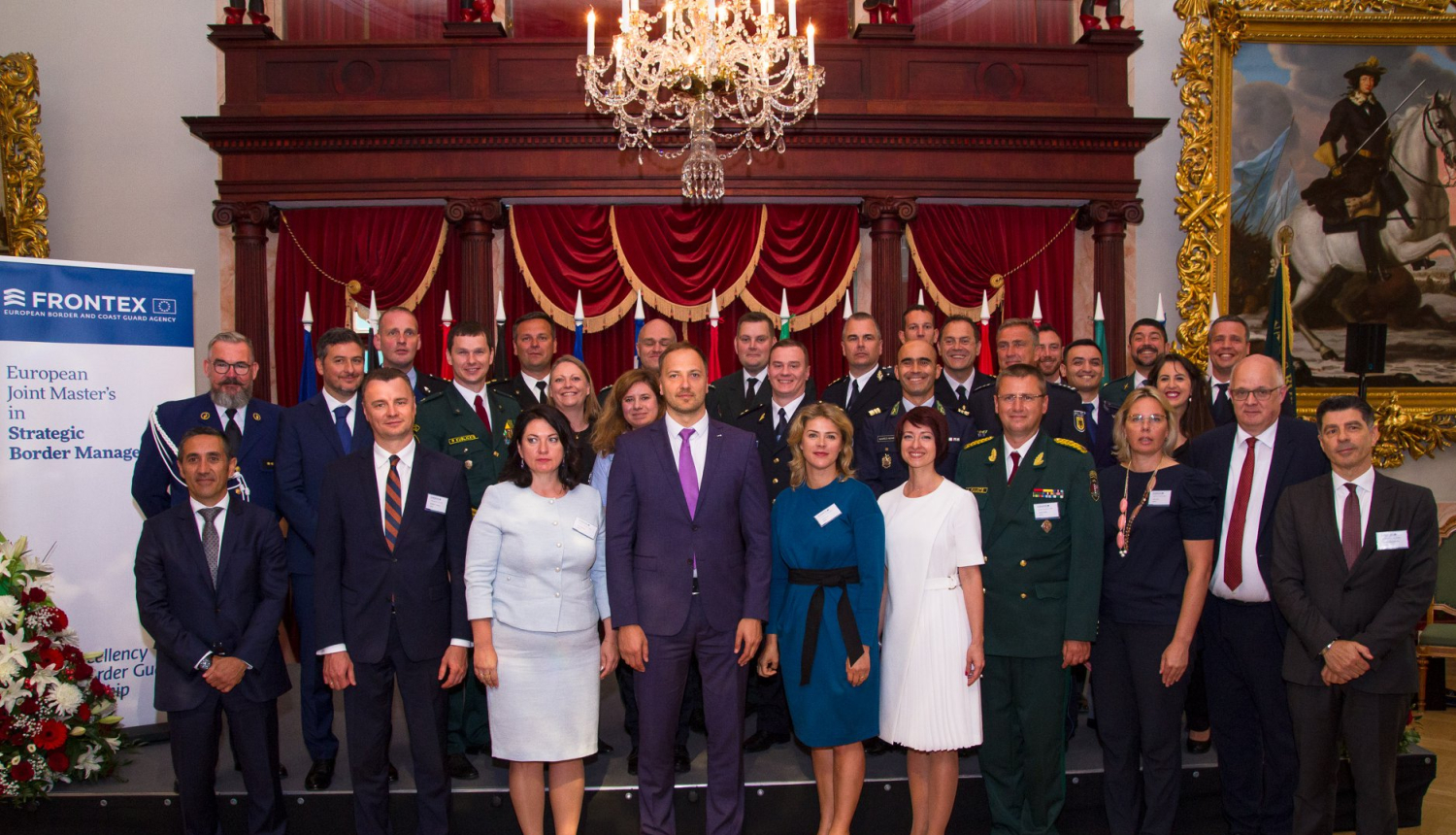 FOTO: Eiropas kopīgās maģistra studiju programmas absolventu izlaiduma kopbilde