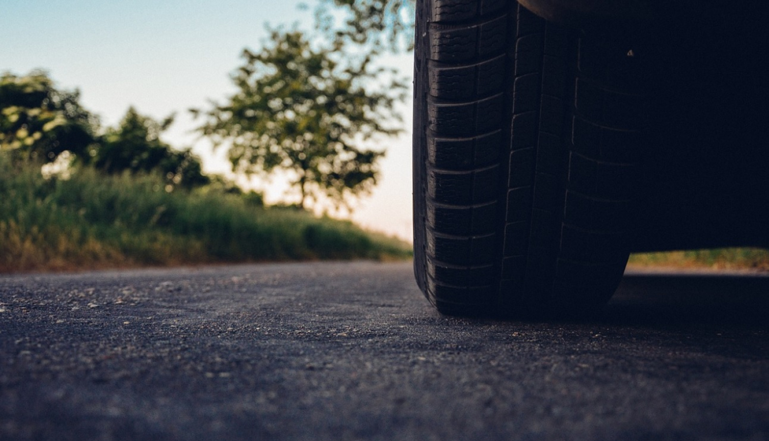 FOTO: Ceļš un auto riepa