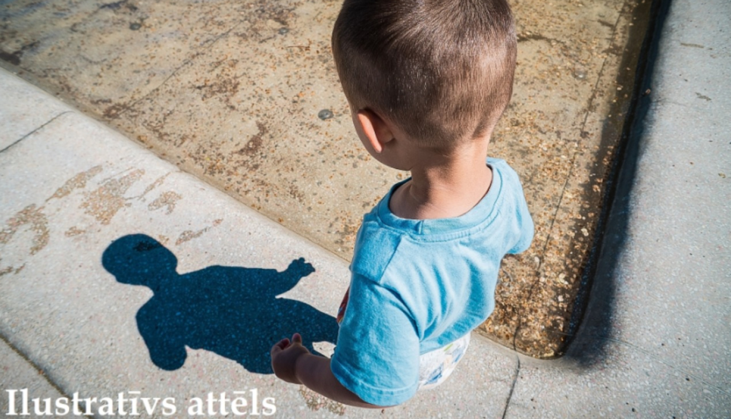 FOTO: Bērns no mugurpuses