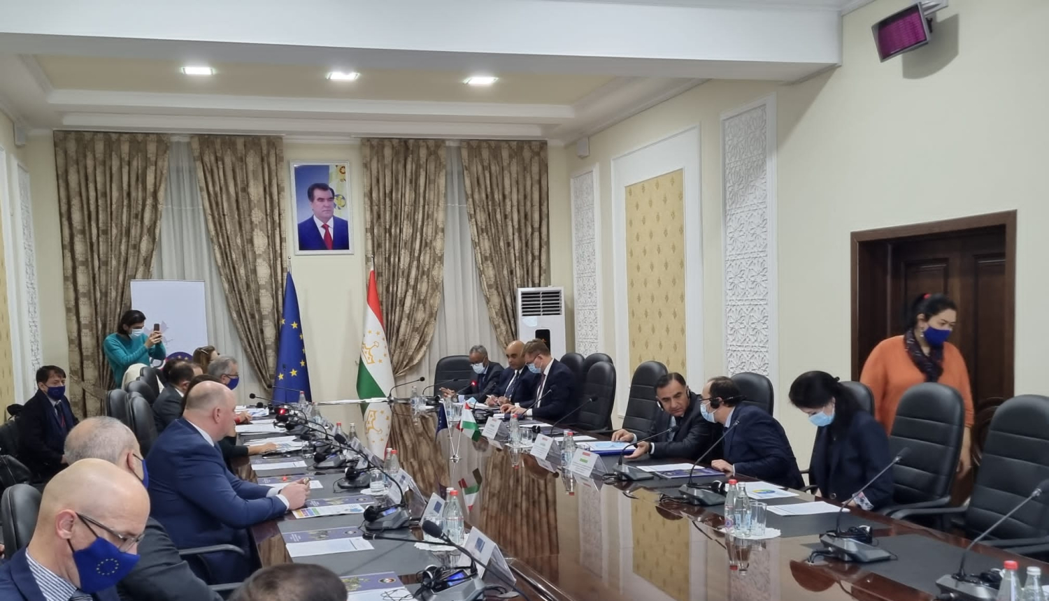 FOTO: Bomca sanāksmes dalībnieki pie galda