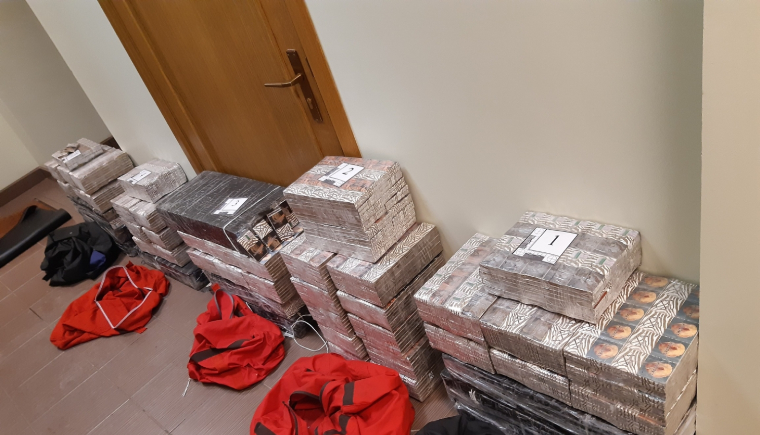 FOTO: Kontrabandas cigaretes