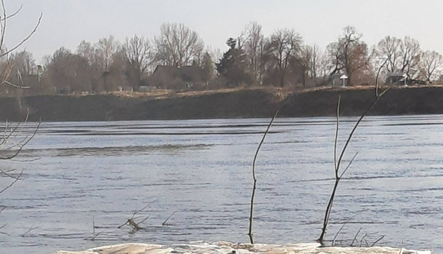 FOTO: Plosts ar kontrabandas cigaretēm Daugavā