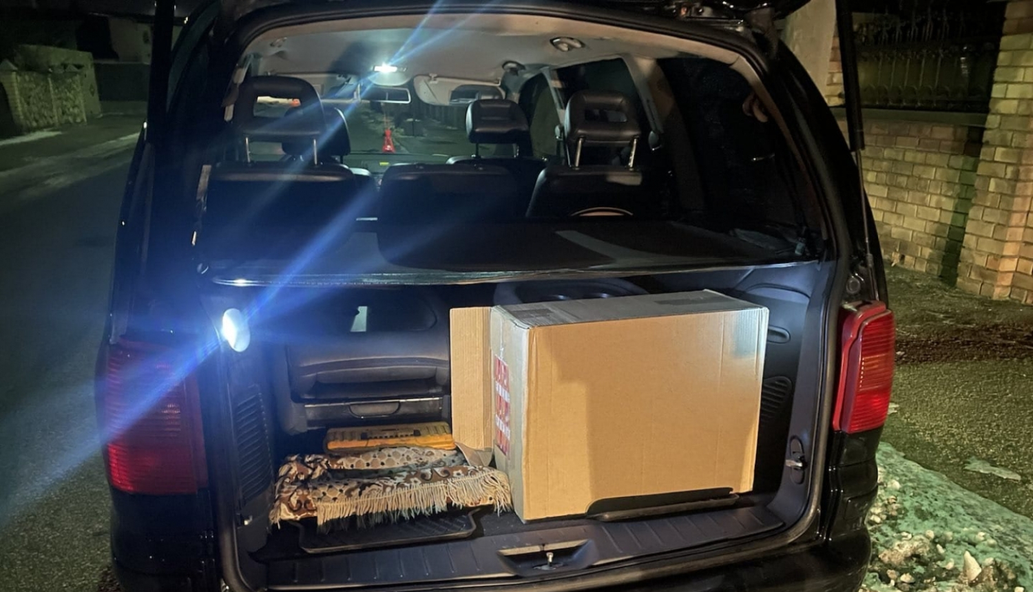 FOTO: Kontrabandas cigaretes mašīnā