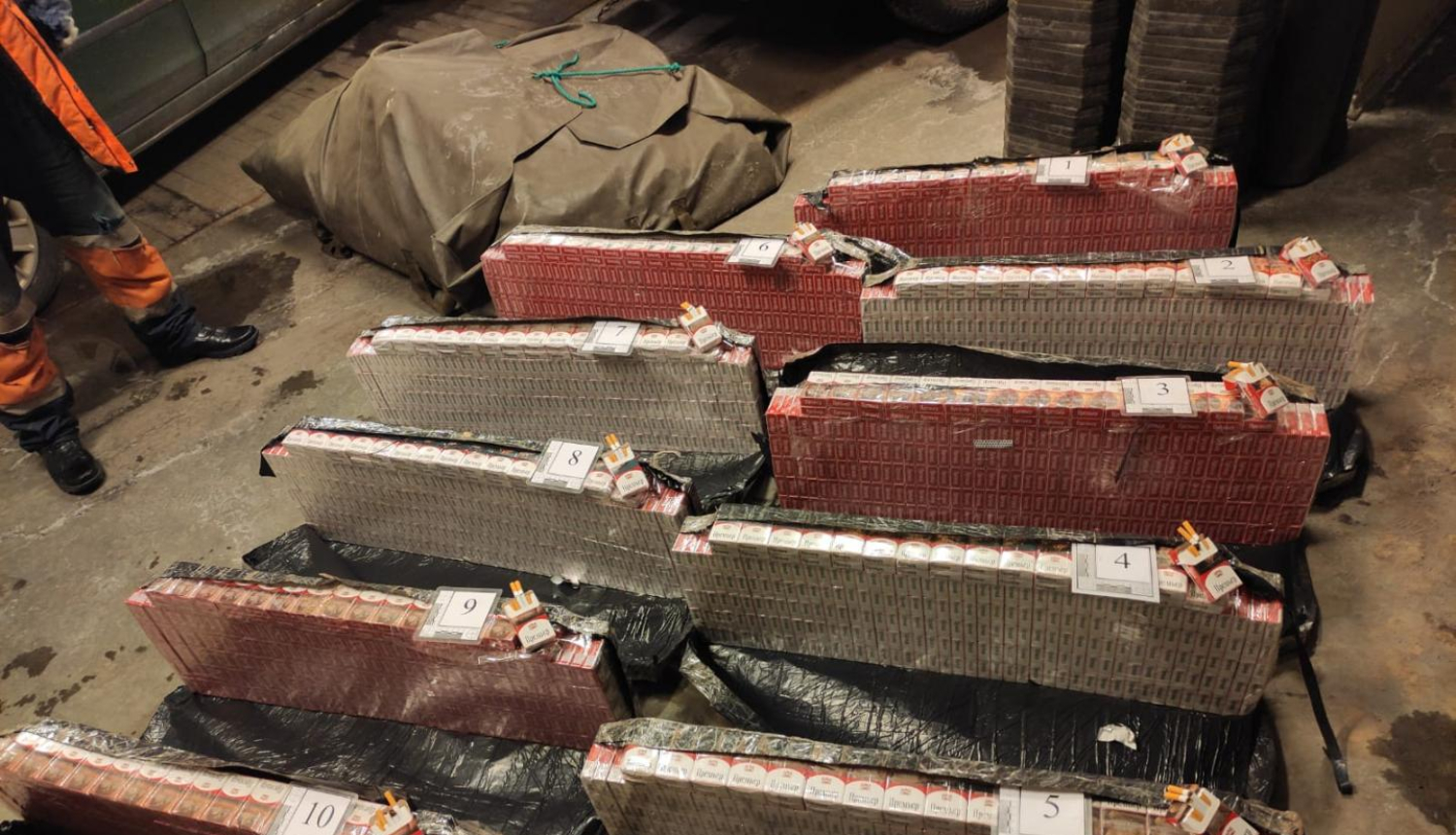 FOTO: Kontrabandas cigaretes