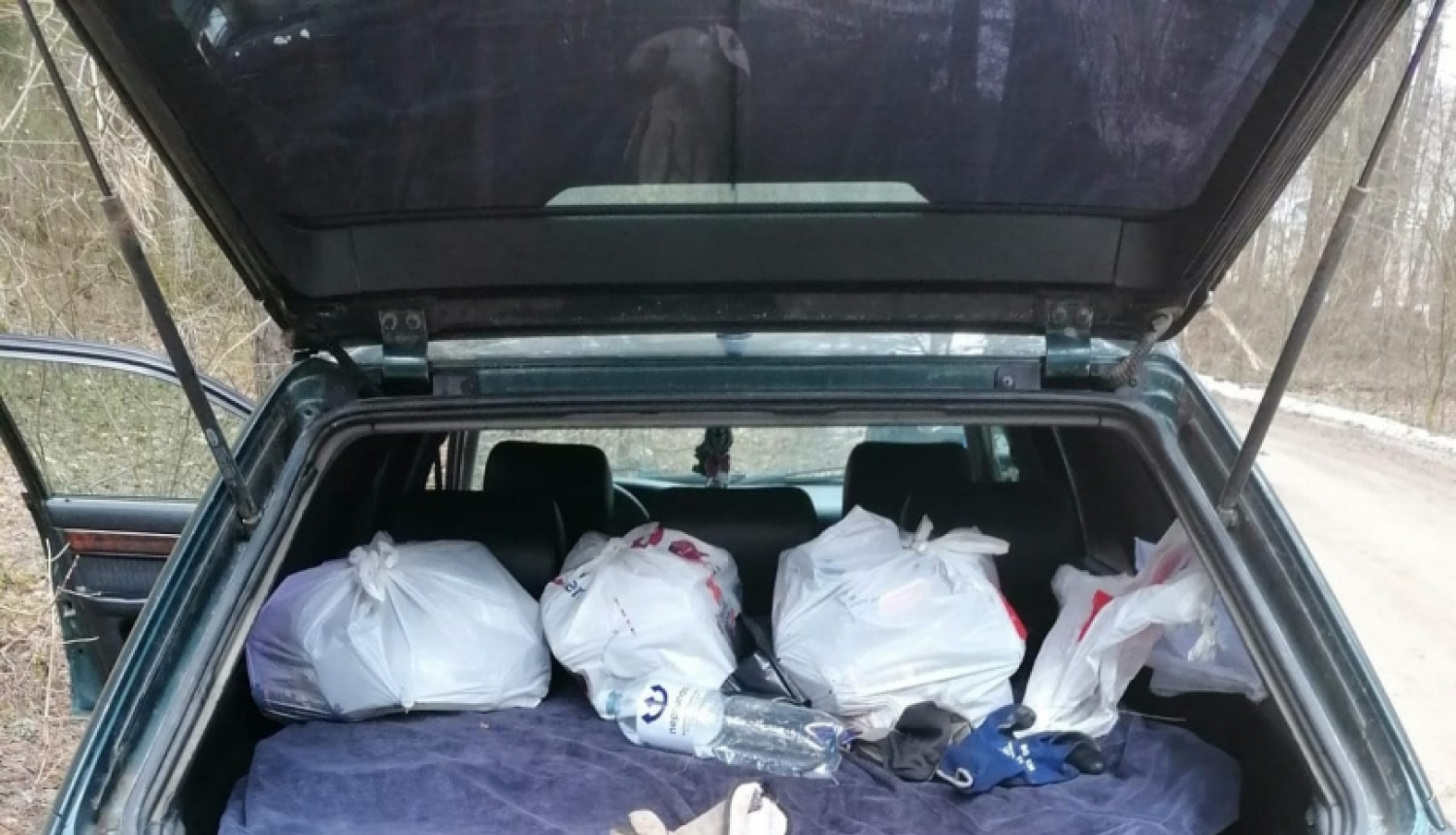 FOTO: Kontrabandas cigaretes automašīnā