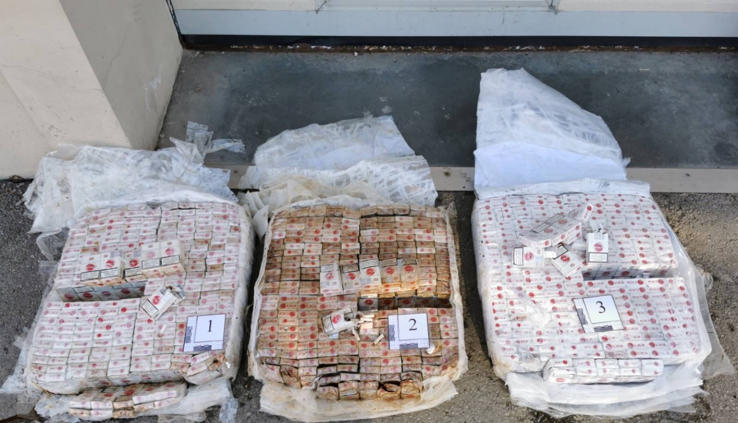 FOTO: Kontrabandas cigaretes