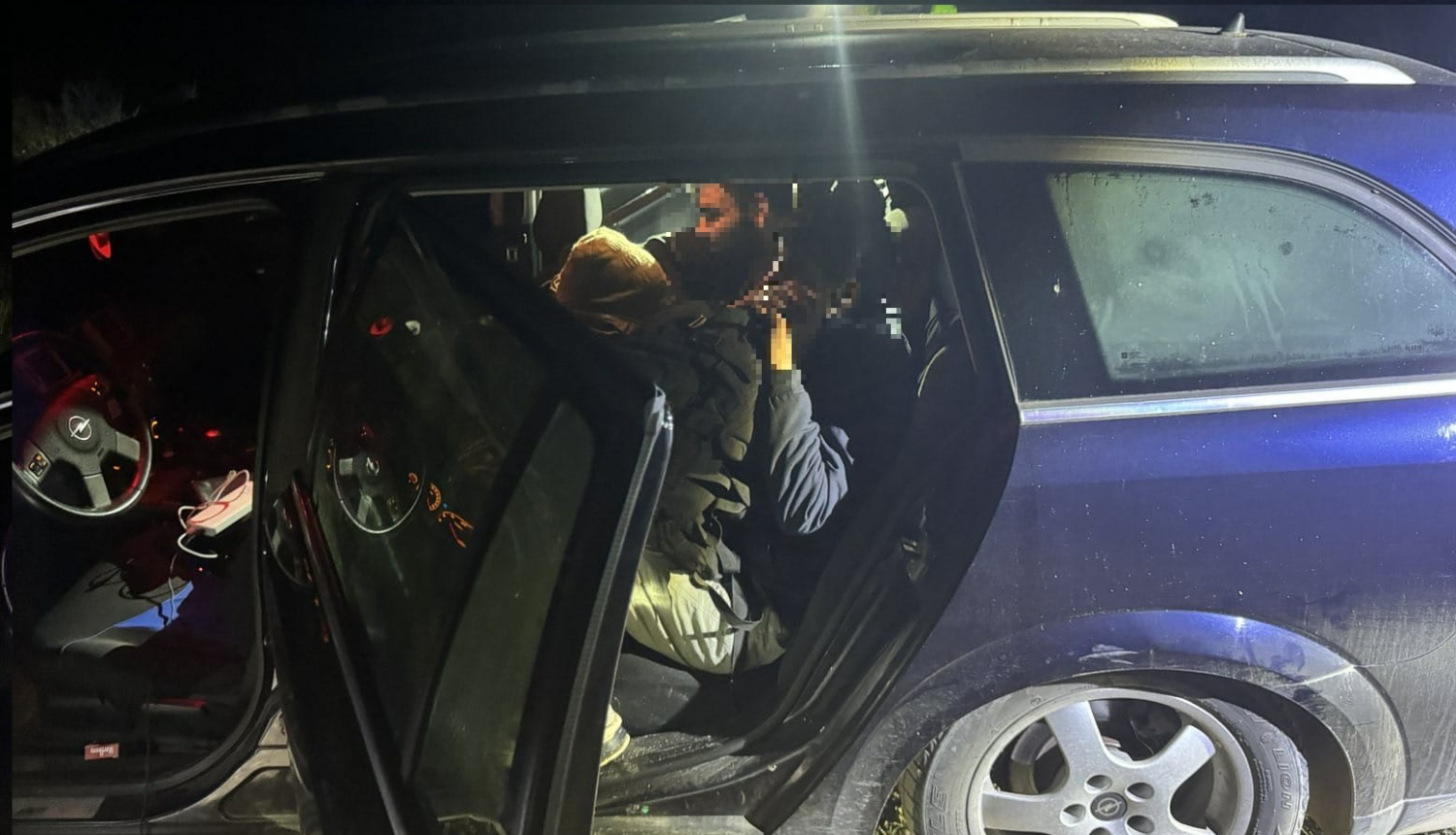 FOTO: Atturētie migranti automašīnā