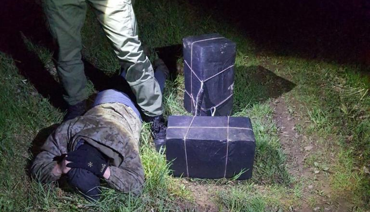 FOTO: Robežsargi aiztur pārkāpēju