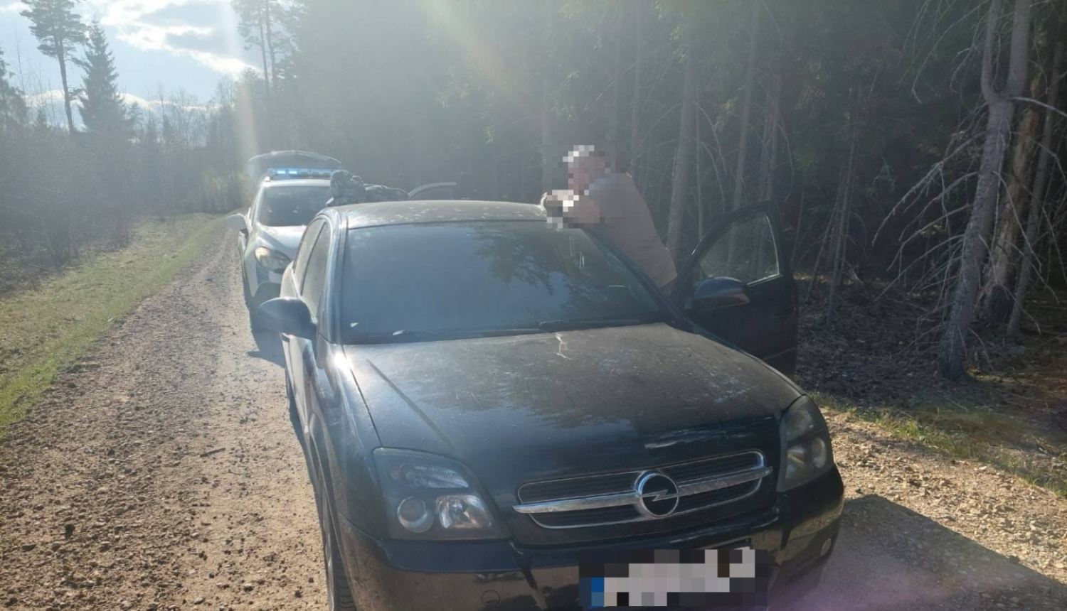 FOTO: Pārvadātājs pie mašīnas