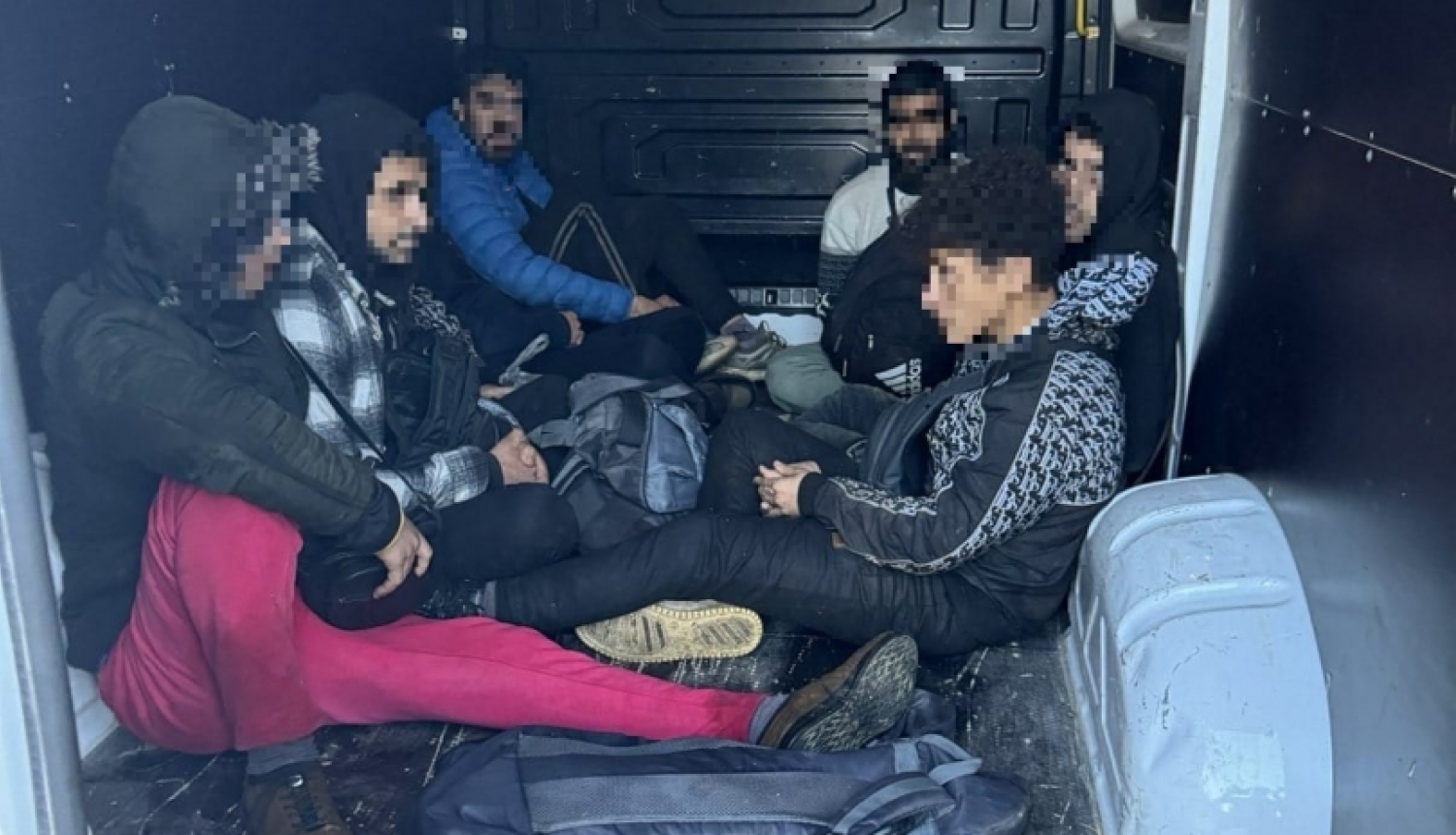 FOTO: Atturētie migranti automašīnā