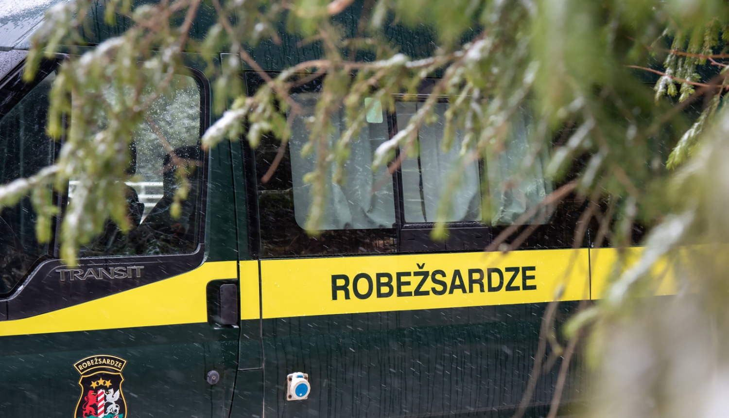 FOTO: Uzraksts Robežsadze uz mikroautobusa