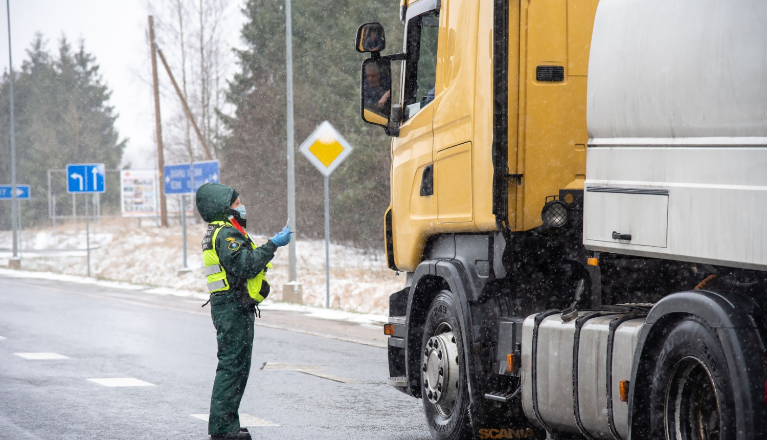FOTO: Robežsargs pārbauda kravas auto šofera dokumentus