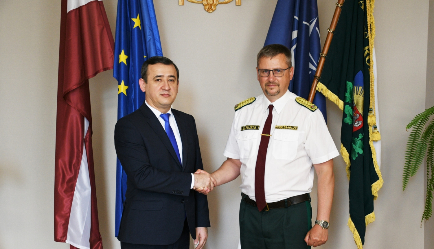 FOTO: VRS priekšnieks tikās ar jauno Uzbekistānas vēstnieku Latvijā