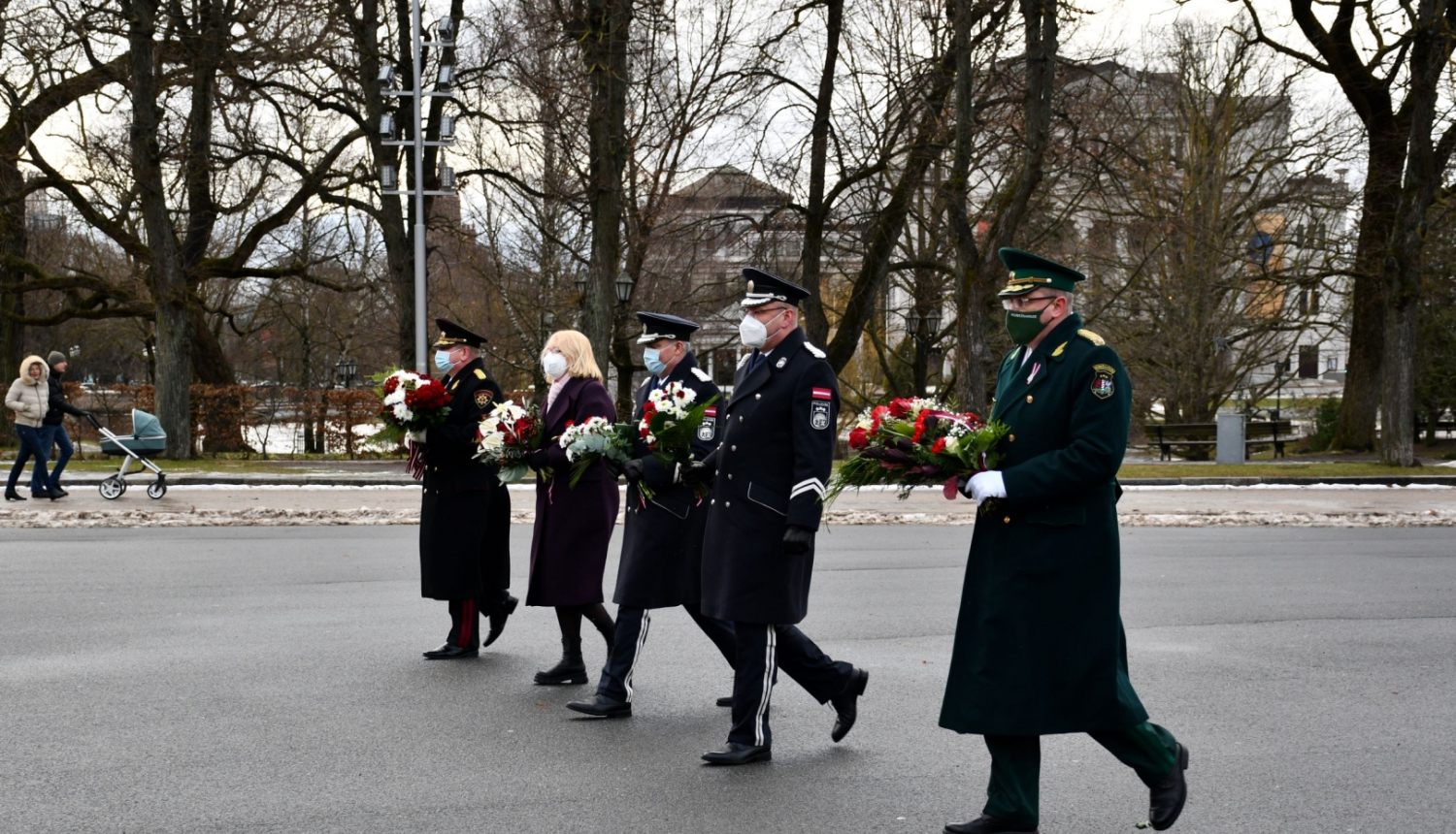 FOTO: Ziedu nolikšana par godu 1991. gada barikāžu aizstāvju atceres dienai