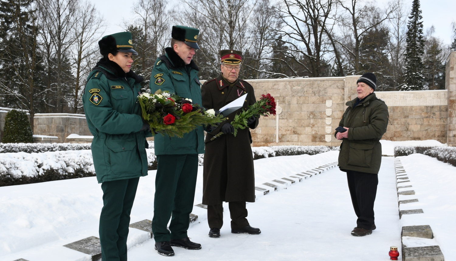 FOTO: Robežsargi nolikek ziedus pie ģenerāļa Bolšteina atdusas vietas Rīgas Brāļu kapos