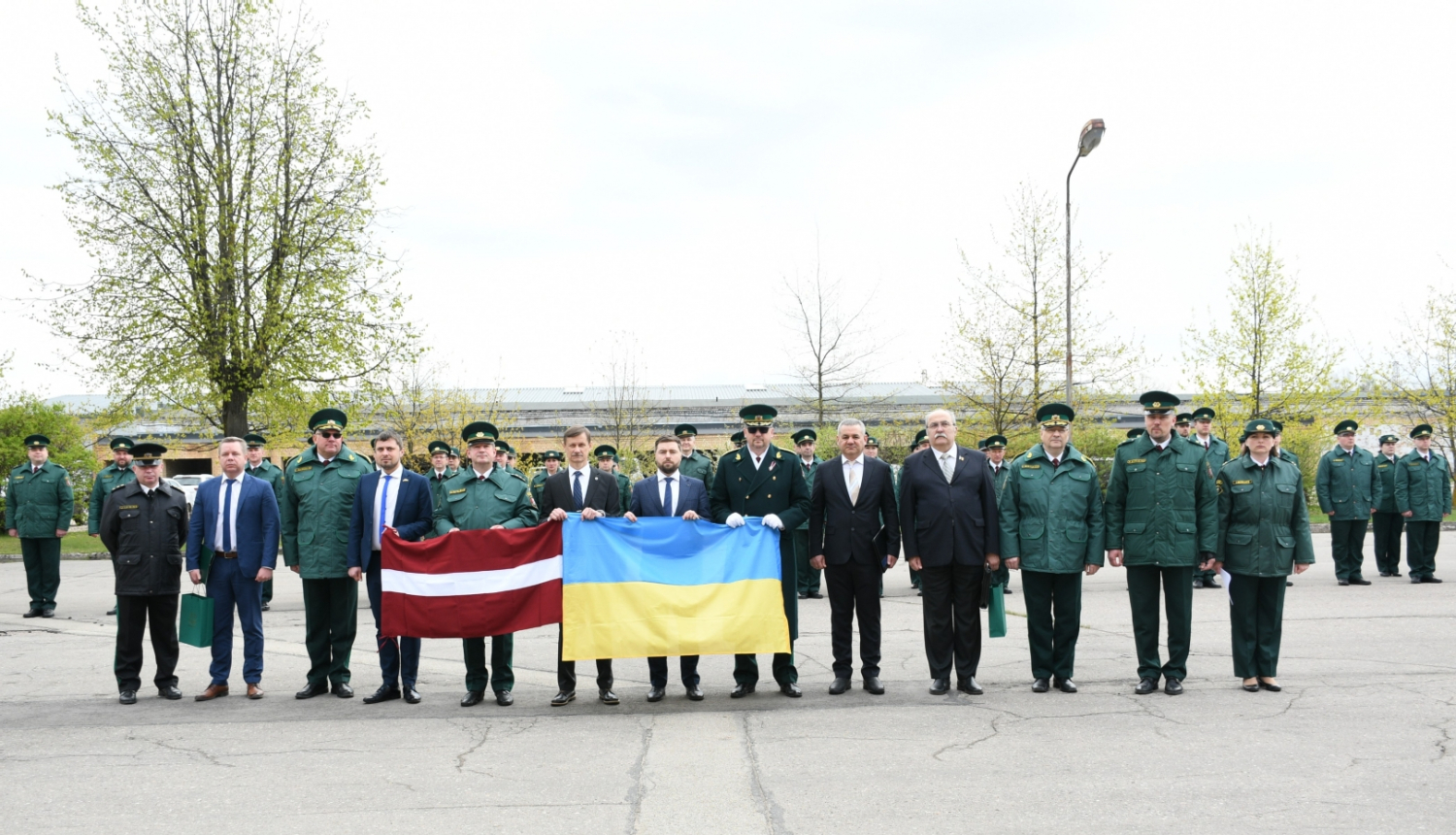 Valsts robežsardzei nodot Hersonas okupācijas laikā nosargāto Latvijas karogu