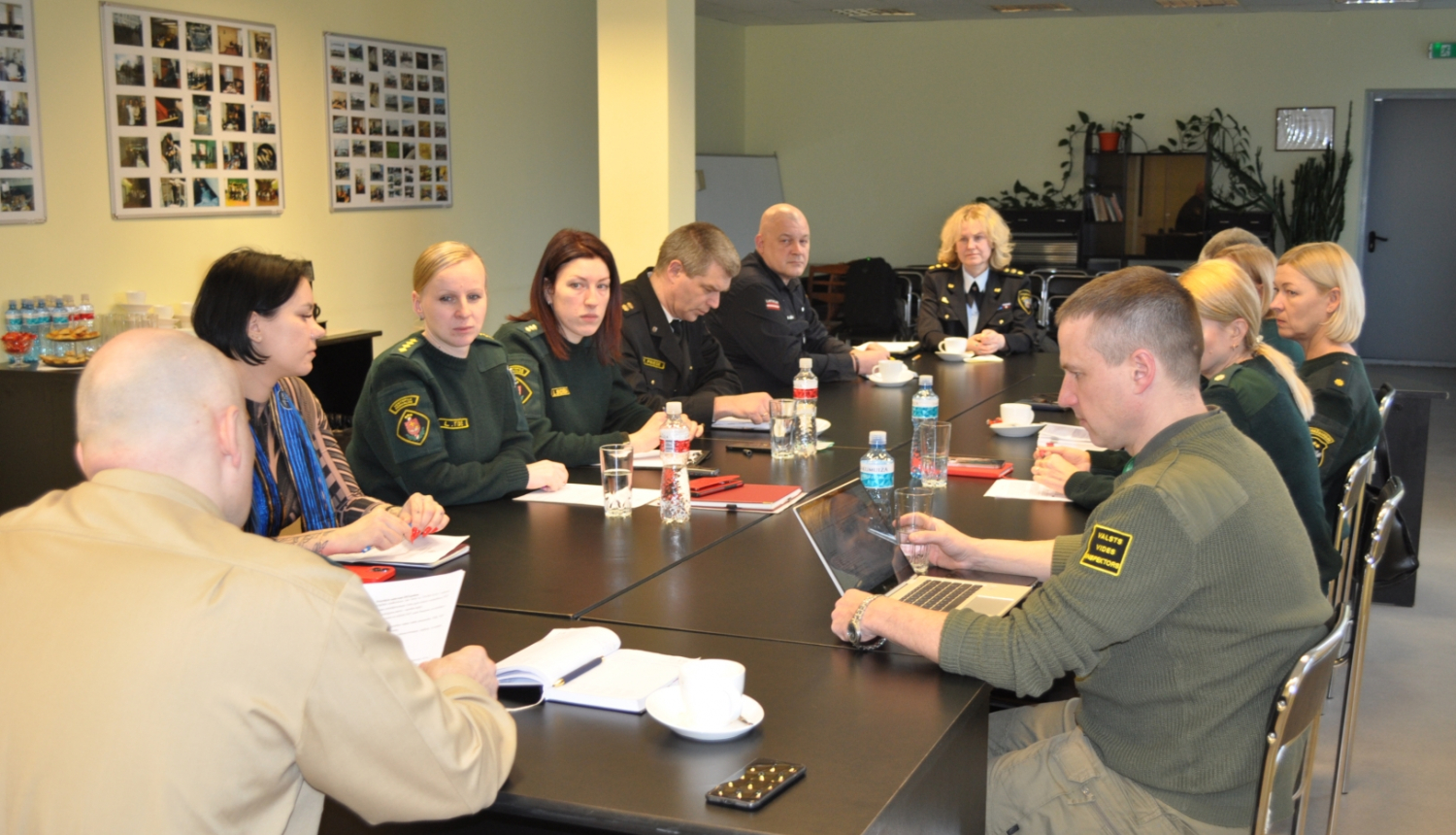 FOTO: sadarbības reģionālās grupas sēdes dalībnieki pie galda