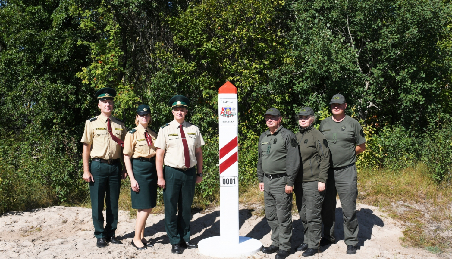 Tiek uzstādīta atjaunotā Latvijas un Lietuvas robežzīme